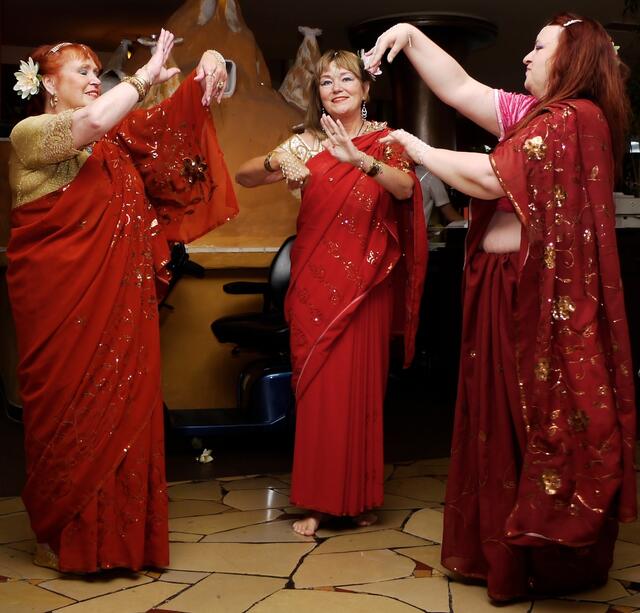 Die indisch-orientalische Tanzgruppe Mahia mit Rashia Narih (von links), Shima Mahi und Sira Miraja, alle drei aus Langenhagen.