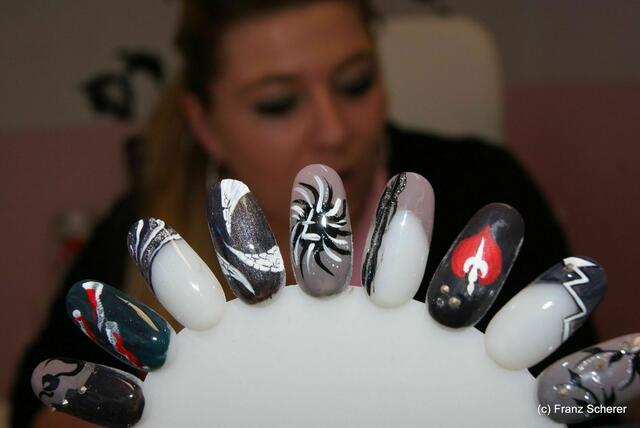 Fabulous Naildesign - Manuela Neumanns Nageldesigns sind handgemalt und von den Kunden heiß begehrt