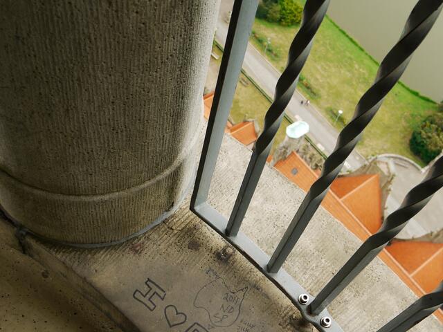 Ein seitlicher Blick aus der oberen Kuppel: Wen liebt er? Ich habe nicht d arauf geachtet, wer sich da auf dem Stein verewigt hat.