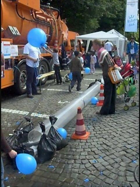 ...mit einer spielerischen Demonstration Abwasserrohr-Hochdruckreinigung....ein besonderer Spass für die Kinder