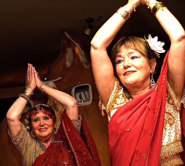 Rashia Narih (von links) und Shima Mahi von der indisch-orientalischen Tanzgruppe Mahia.