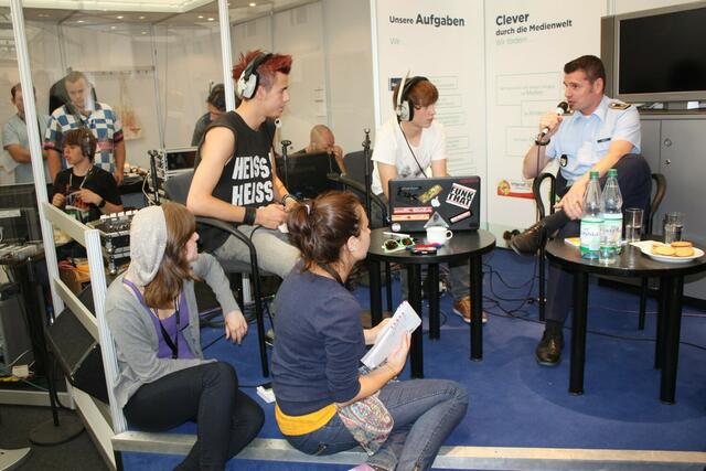 Bei den Medienprojekten des Hessentagsradios gestalten Schüler Radiobeiträge - Schüler der Helmholtzschule in Frankfurt interviewen Soldaten der Bundeswehr (11.06.2011) | Foto: Leif-Erik Zaschke
