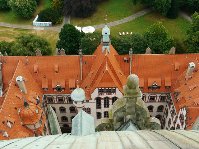Ein Blick hinab, auf den östlichen Trakt des Neuen hannoverschen rathauses.