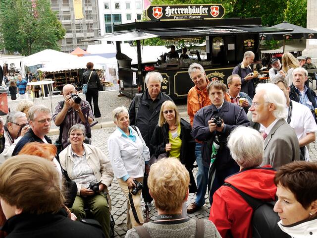 Hannovers Bürgermeister Bernd Strauch (rechts, mit dem weißen Haar) bei der Begrüßung der Teilnehmer des myheimat-Treffens.