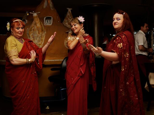 Die indisch-orientalische Tanzgruppe Mahia mit Rashia Narih (von links), Shima Mahi und Sira Miraja, alle drei aus Langenhagen.