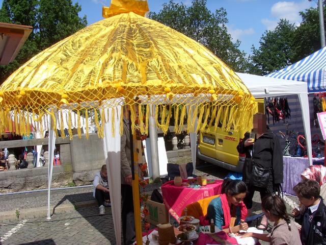 Henna-Tattoos standen bei vielen auf der Wunschliste, also standen sie geduldig dafür an.....