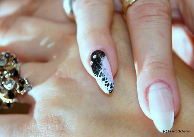 Fabulous Naildesign - NailArt: Eine Korsage auf den Fingernagel gemalt