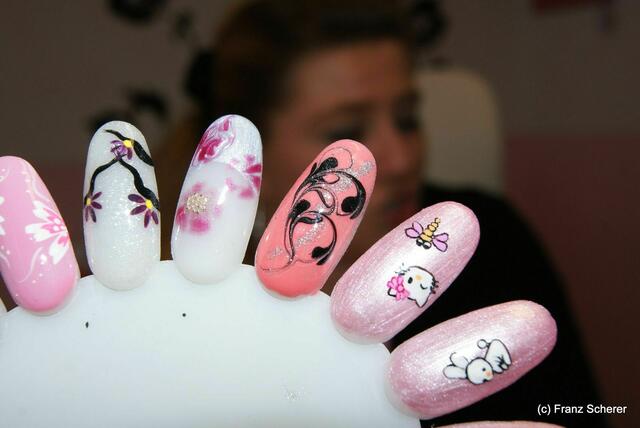 Fabulous Naildesign - Manuela Neumanns Nageldesigns sind handgemalt und von den Kunden heiß begehrt