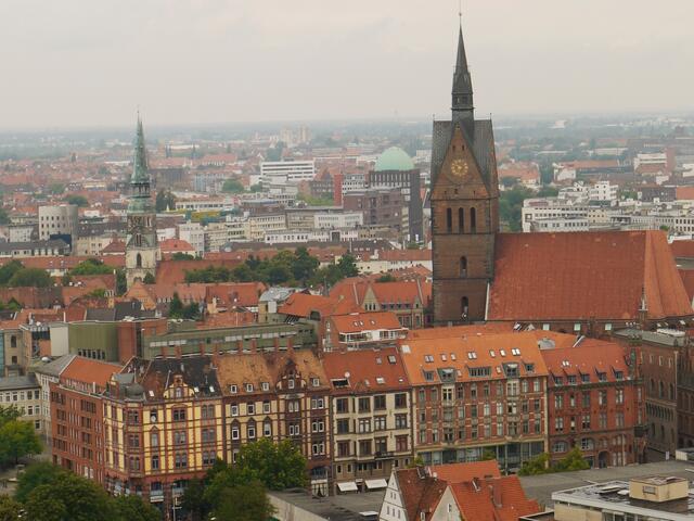 Aus der Kuppel des Neuen hannoverschen Rathauses: Ein Blick auf die Altstadt und mittendrin die Marktkirche.