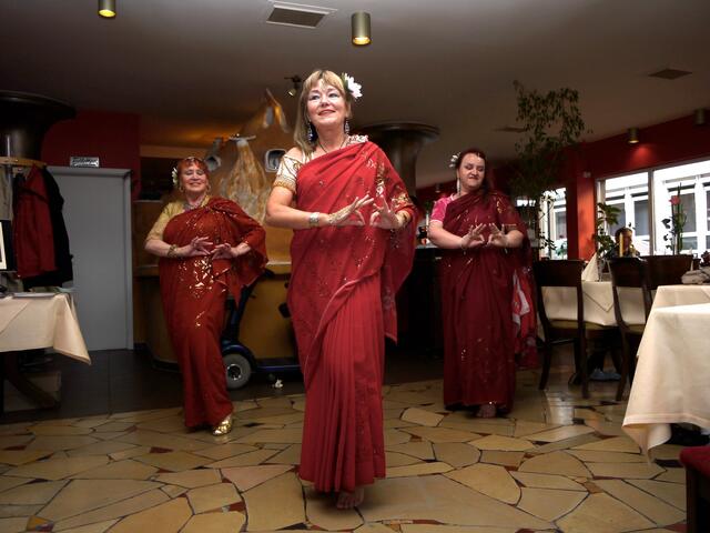 Die indisch-orientalische Tanzgruppe Mahia mit Shima Mahi (vorne Mitte), Rashia Narih (links) und Sira Miraja, alle drei aus Langenhagen.