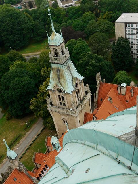 Ein Seitenturm des Neuen hannöverschen Rathauses.
