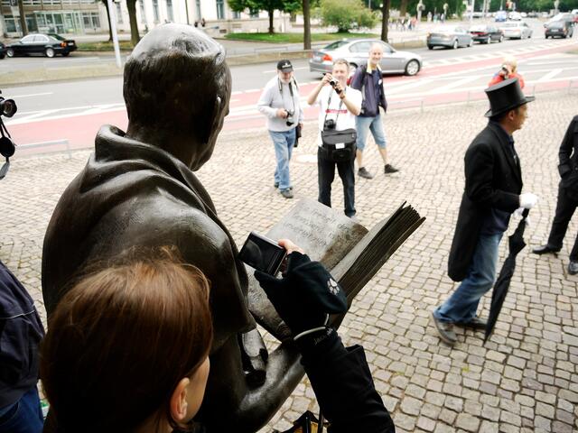 "Plagiatorin" ;-))) Nina Wießner kopiert sich mit der Digi eine Seite des Buches am Denkmal der Göttinger Sieben.