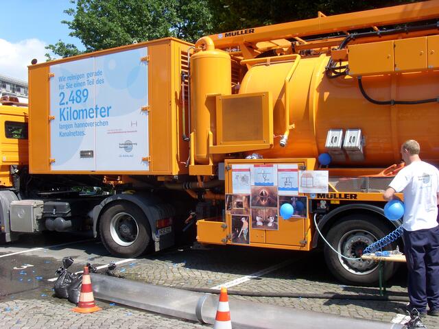 Ein Fahrzeug der Stadtentwässerung.....