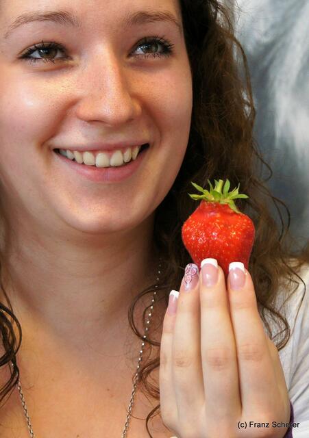 Fabulous Naildesign - Ramona Karg freut sich über ihr neues Fingernagel-Design