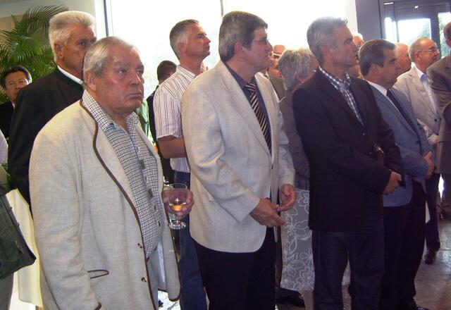 Aufmerksam lauchen die Besucher den Worten der Ehrengäste.