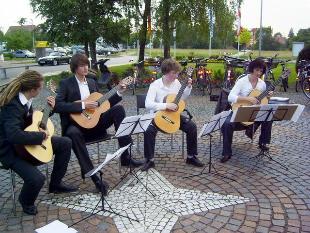 Zur Unterhaltung zeigen vor dem Rathaus und im Foyer Gruppen der Städtischen Musikschule ihr Können.