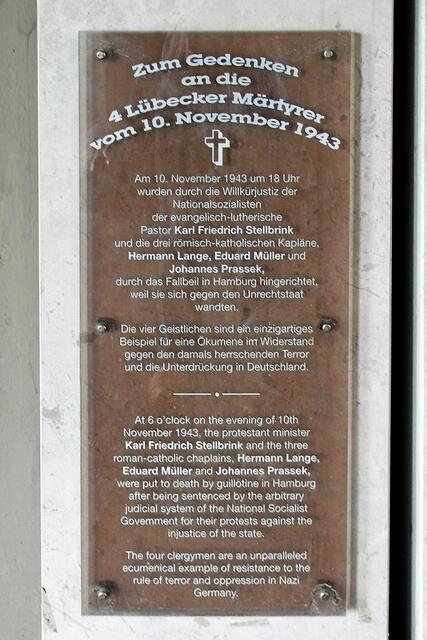 Erläuterungen "Zum Gedenken an die vier Lübecker Märtyrer vom 10. November 1943" in den Rathausarkaden