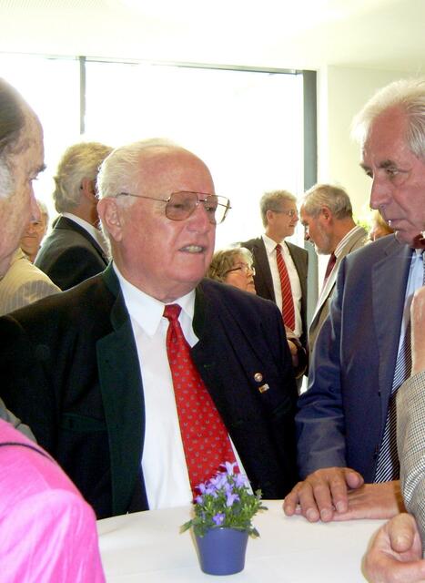 Immer ein gern gesehener Gast im Rathaus: General a.D. Bruno von Mendgen, hier im Gespräch mit MdL Max Strehle (r) und Stadtrat Erwin Gruber.