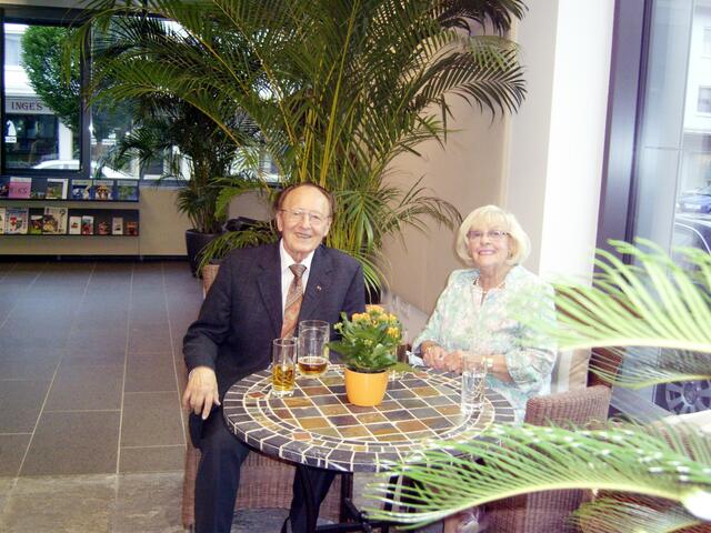 Altbürgermeister Adam Metzner und Gattin Hansi genießen entspannt die neuen Ruheecken.