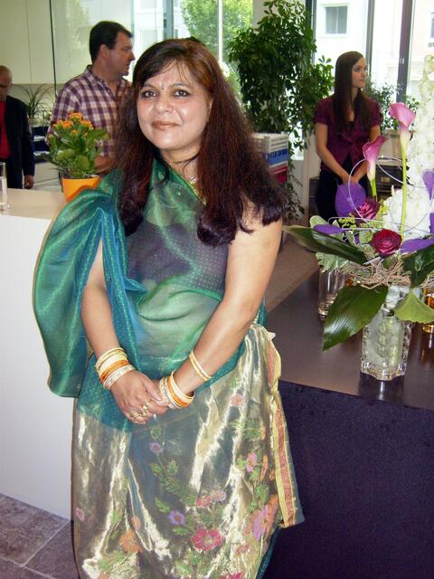 Ist diese Dame in ihrer Tracht nicht hübsch anzusehen?