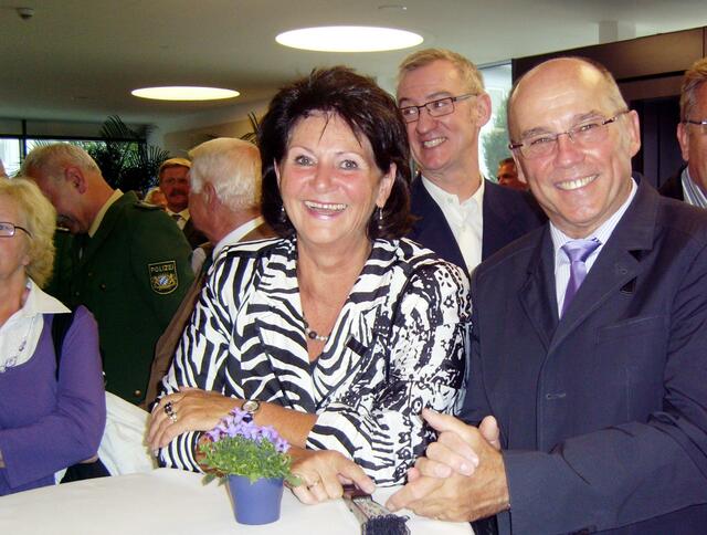 Immer ein strahlendes Lächeln, 3. Bürgermeisterin Barbara Jaser mit Gatten.