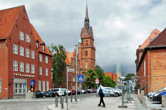 Vom Zeughaus bietet sich diese Sicht auf die Straße "Parade", an der die katholische Herz-Jesu-Kirche liegt. (Im Hintergrund die Doppeltürme von St. Marien)