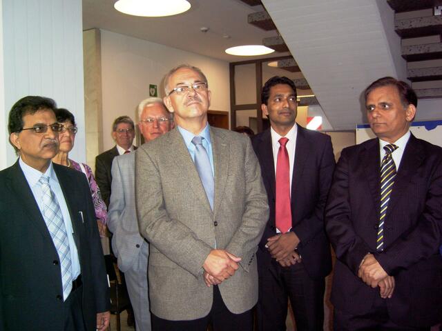 Das diplomatische Korp aus Indien und Kroatien in Königsbrunn. V.l.n.r. Indiens Wirtschaftskonsul Herr Yash Pal Motwani, 2. Bürgermeister Norbert Schwalber, Kroatiens Generalkonsul Herr Vladimir Duvnjak, Marketingbeauftragter Herr Jijo Parookkaran und Indiens Generalkonsul Herr Anup K. Mudgal.