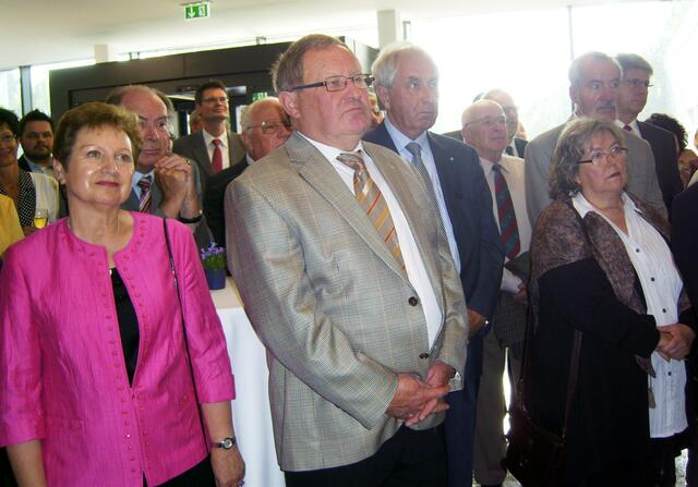 Die Gattin des Bürgermeisters, Hildegart Fröhlich mit Ex-Landrat Dr. Karl Vogele und dem stellvertretenen Landrat Max Strehle (MdL).