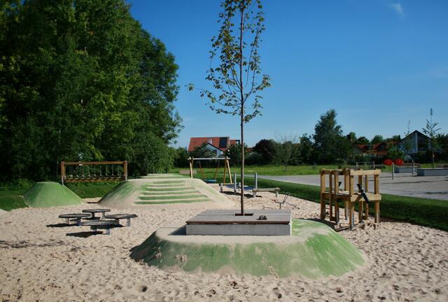 SPIELPLATZ mit großer Sandfläche, Hügel mit Rutsche & Kettensteg,  "kleiner Bauhof", Hüpfplatten, Trampolinsteg, Vogelnestschaukel