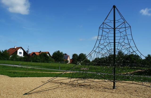 7 Meter hohe Seilpyramide. Für mutige Kletterer....