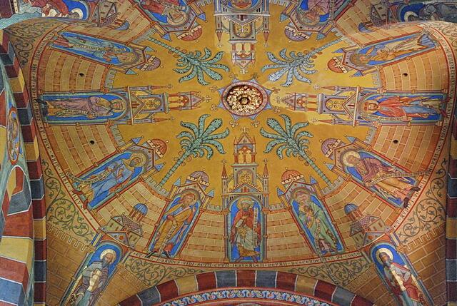 Deckengewölbe vor dem Altar
