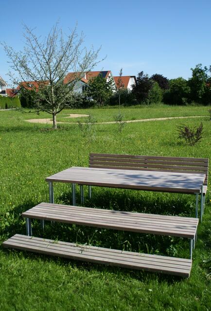 Bänke und Tische im Obstgarten