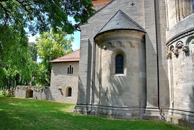 Die Stiftskirche Peter und Paul - der Kaiserdom zu Königslutter: Hauptapsis und das Jagdfries an der Außenfassade.