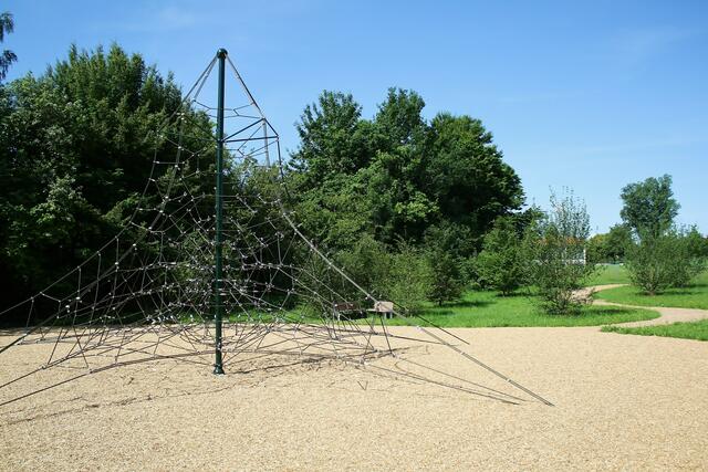 ... Seilpyramide am Rand des Parks (Nähe Spitalfeldstráße) gelegen.