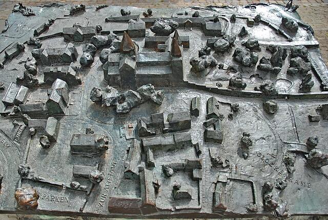 Ein Stadtplan, den man nicht einfach so einstecken kann. Er ist aus Metall und befindet sich auf dem Vorplatz zum Kaiserdom in Königslutter.