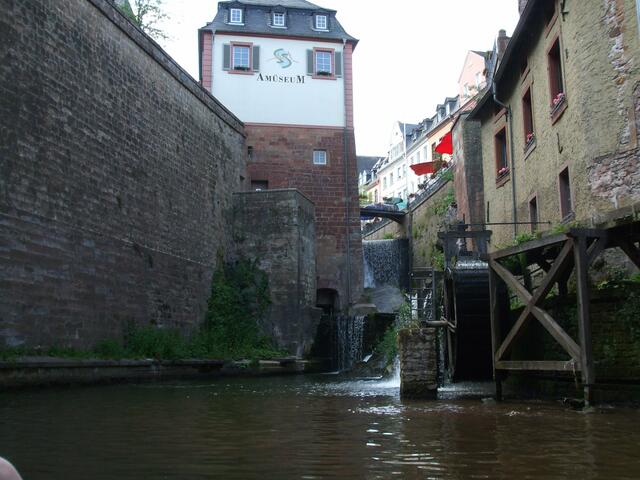 der Wasserfall treibt die Mühlenräder