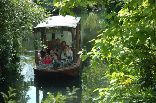 Bootstour auf dem "Sambesi". Auf Grund des starken Andrangs im Dschungel auf die nächste Expedition vertagt.