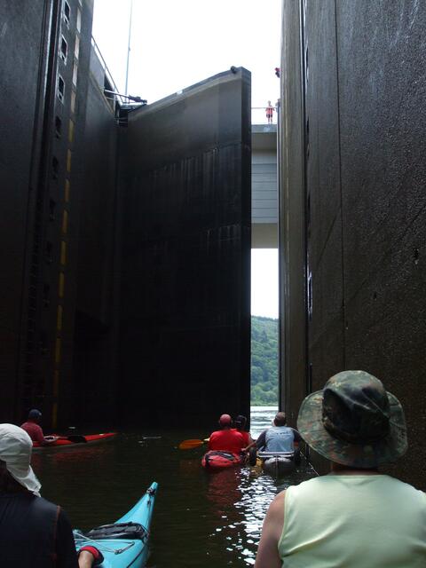 wir sind unten, das Schleusentor öffnet sich