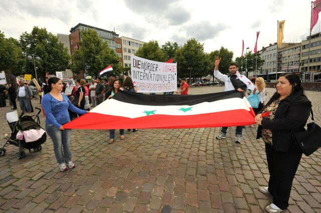 Sie schissen auf die Demonstranten.