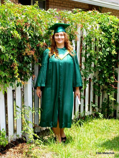 Alisha mit cap und gown- in den Farben der Highschool