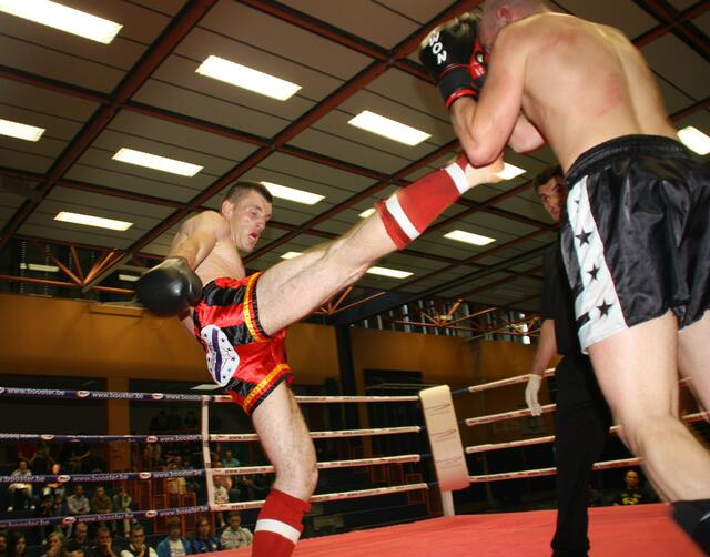 Kick Richtung Bauch!