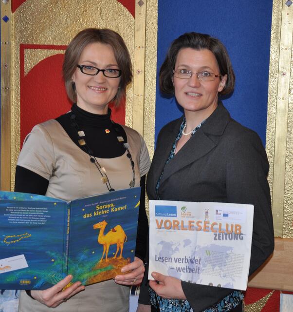 Lesepaten-Qualifizierung mit Lecture_Offenbach e.V.: Birgit Ruwe (rechts) und Paula Kuhn, in Mainz bei Christine Kranz,Stiftung Lesen, ausgebildete Referentinnen für Leseförderung und Vorlese-Engagement, bieten seit April 2010 Workshops zum "Engagierten Vorlesen und Erzählen" an.
