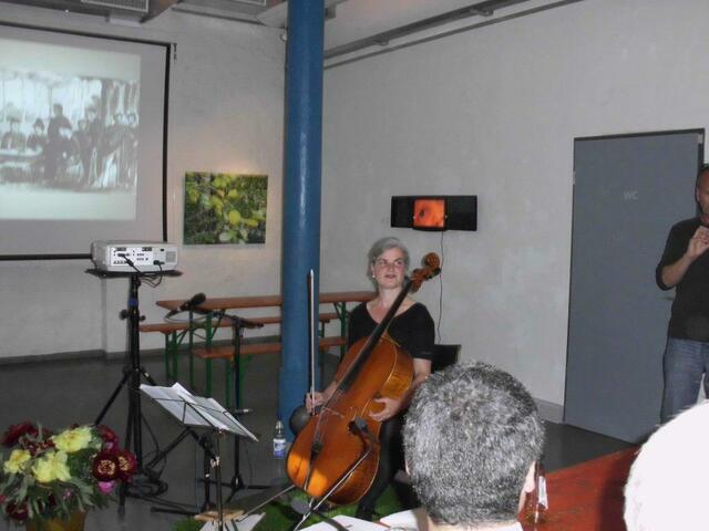 Lecture_Offenbach e.V., Regionalpartner der Stiftung Lesen, schliesst in diesem Tagen die engagierte Redaktion des Online-Auftritts ab. Ab sofort ist unter www.lecture-offenbach.de auch ein Newsletter zu beziehen. Hier auf dem Bild die Cellistin Krischa Weber am "Tag für die Literatur" im Haus der Stadtgeschichte - kurz vor Einlass des Publikums.