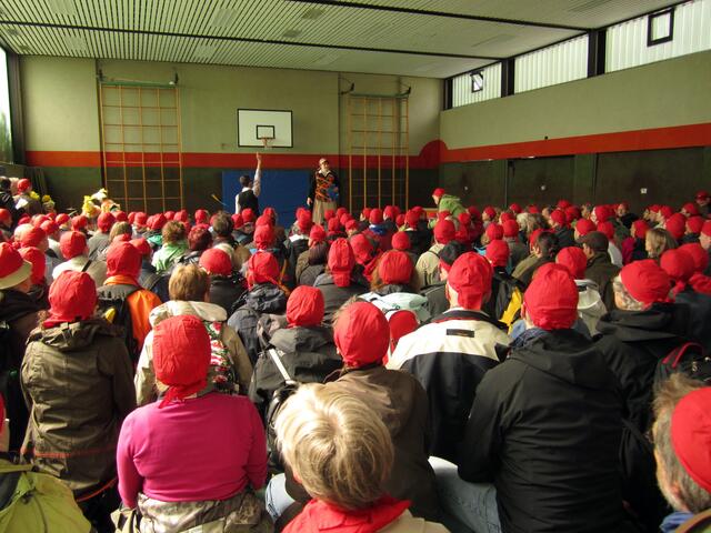 Nun gibt es Piraten-Unterricht. Wir basteln uns eine Augenklappe und ein Holzbein.