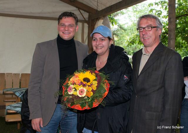 10. Friedberger Sonnwend Töpfermarkt - Blumen für Organisatorin Monika Kohlar. Verkehrsvereinspräsident Daniel Götz (links) und Friedbergs Bürgermeister Dr. Peter Bergmair freuen sich auf schöne Markttage