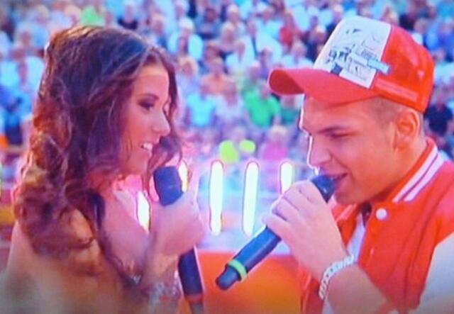 „Pop-Titan“ Dieter Bohlens Superstar-Pärchen Pietro Lombardi und Sarah Engels durften eine Schmacht-Ballade in der Abendsonne singen. FARBLOS . a&s-p-Bild wh.