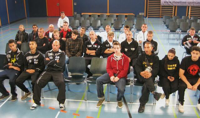 Die Kämpfer und die Trainer beim Zuhören!