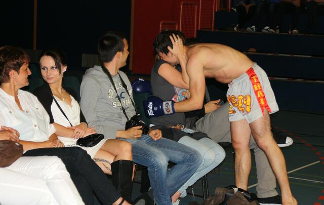 Holt bei Freundin einen Siegerkuss ab!