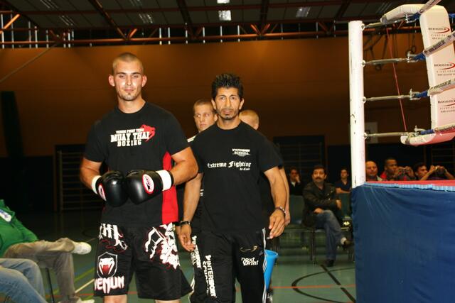 Sein Gegner beim Einmarsch!