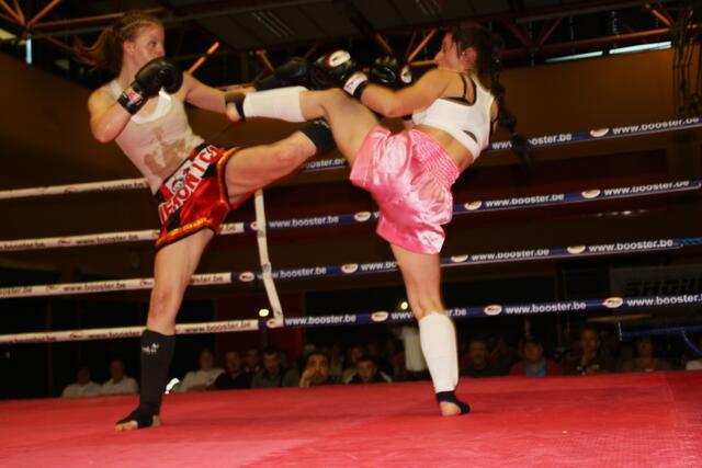 Zeigt, daß sie auch kicken kann!